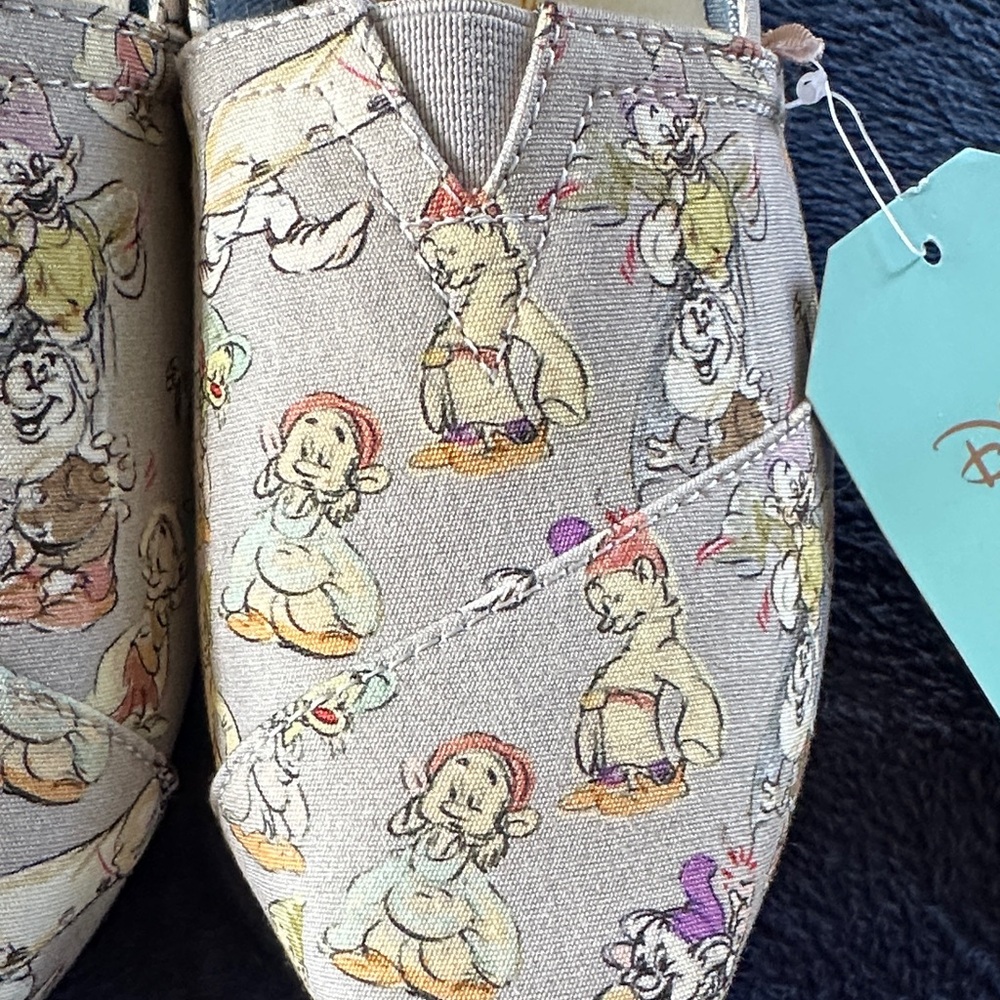 DISNEY X TOMS - Gray with Classic Seven Dwarfs Printed Characters size 7.5 NEW